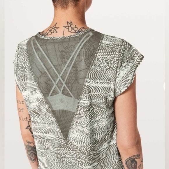 Lululemon For the Run Short Sleeve Shirt Top Swerve Grey Mesh Womens Size 6 / 8 - Picture 3 of 6